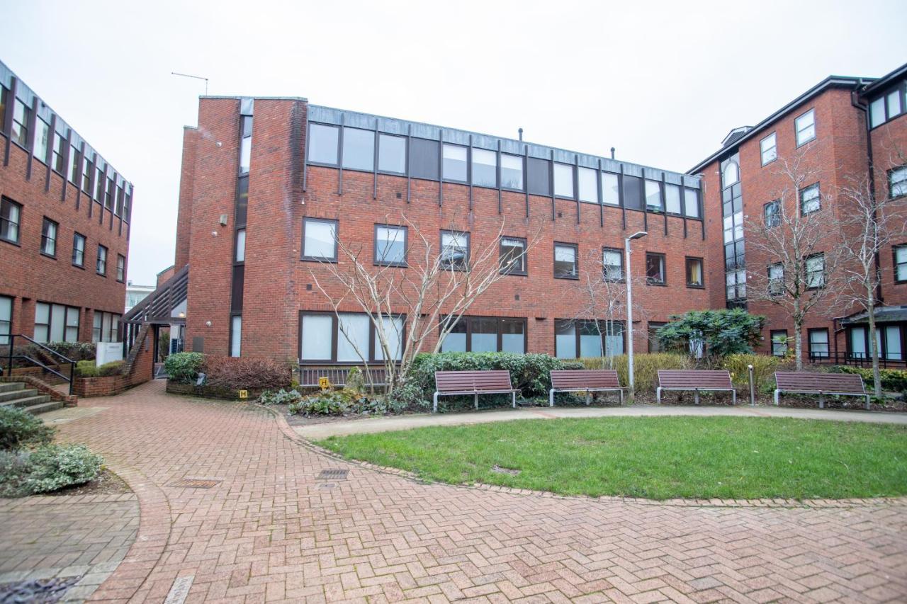 Pembroke House Apartments Exeter For Families Business Relocation Free Parking Exterior photo