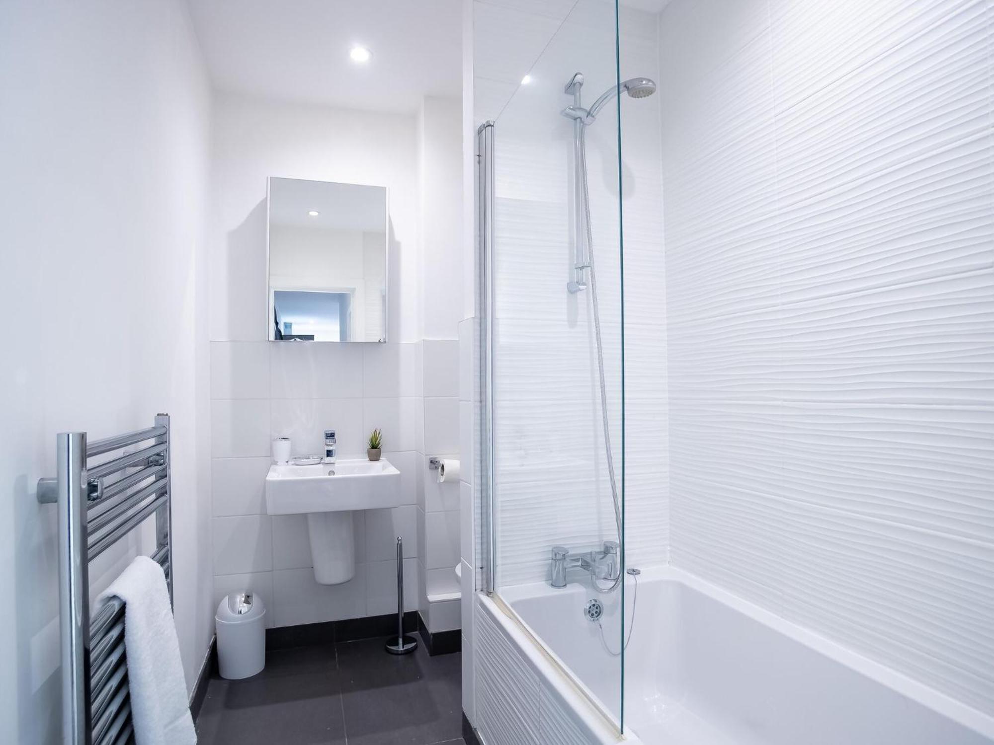 Pembroke House Apartments Exeter For Families Business Relocation Free Parking Exterior photo