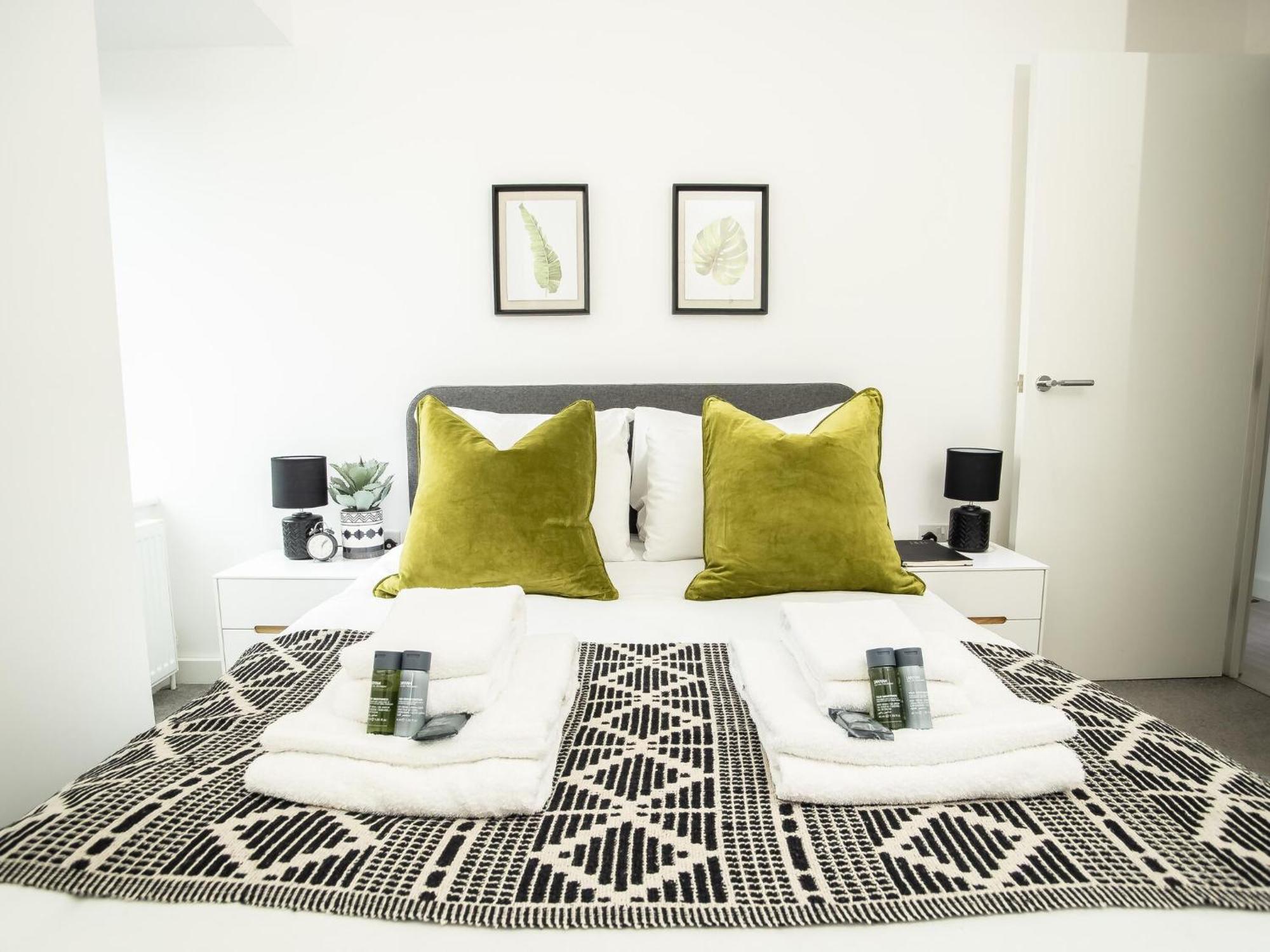 Pembroke House Apartments Exeter For Families Business Relocation Free Parking Exterior photo