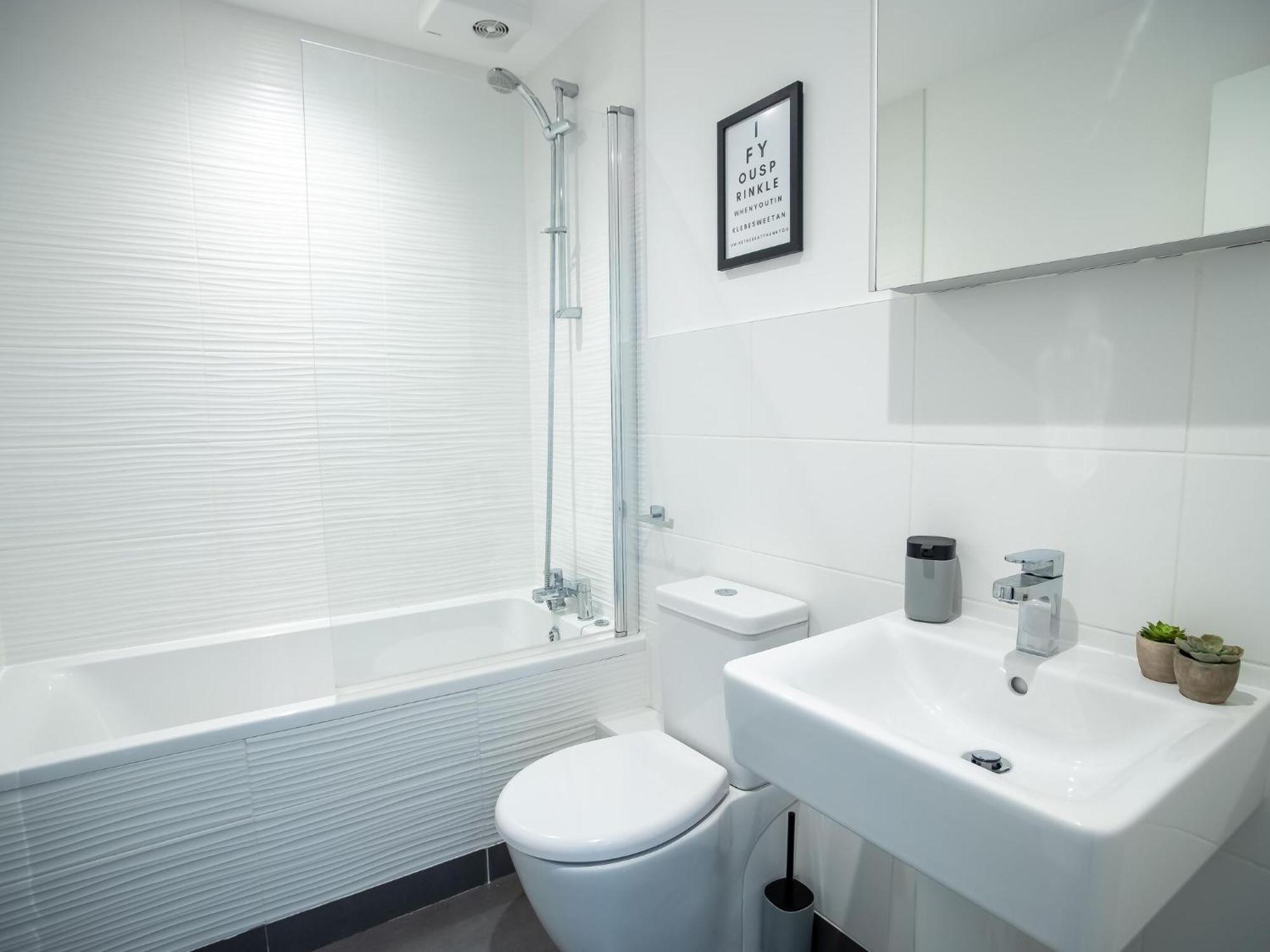 Pembroke House Apartments Exeter For Families Business Relocation Free Parking Exterior photo