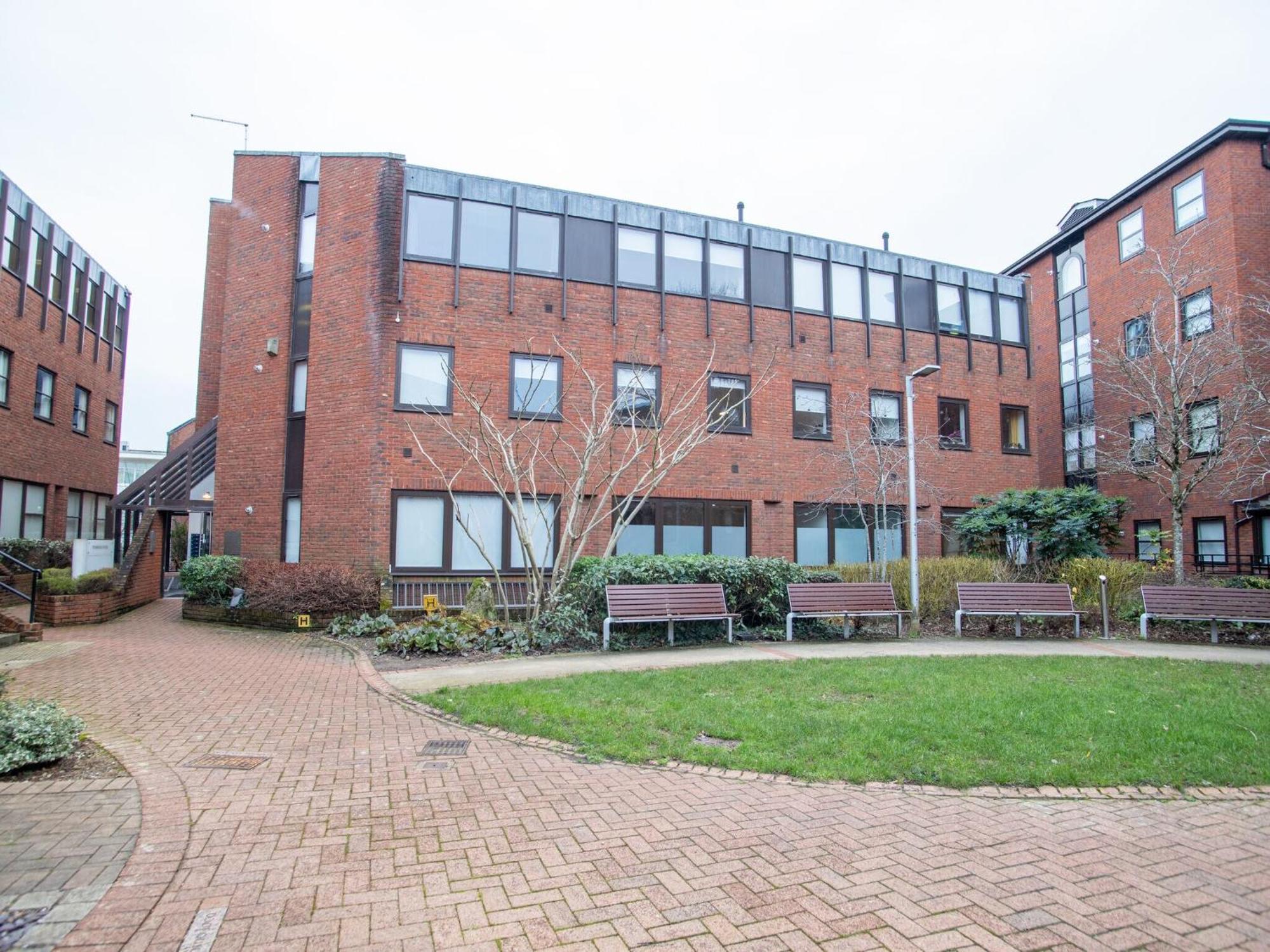 Pembroke House Apartments Exeter For Families Business Relocation Free Parking Exterior photo